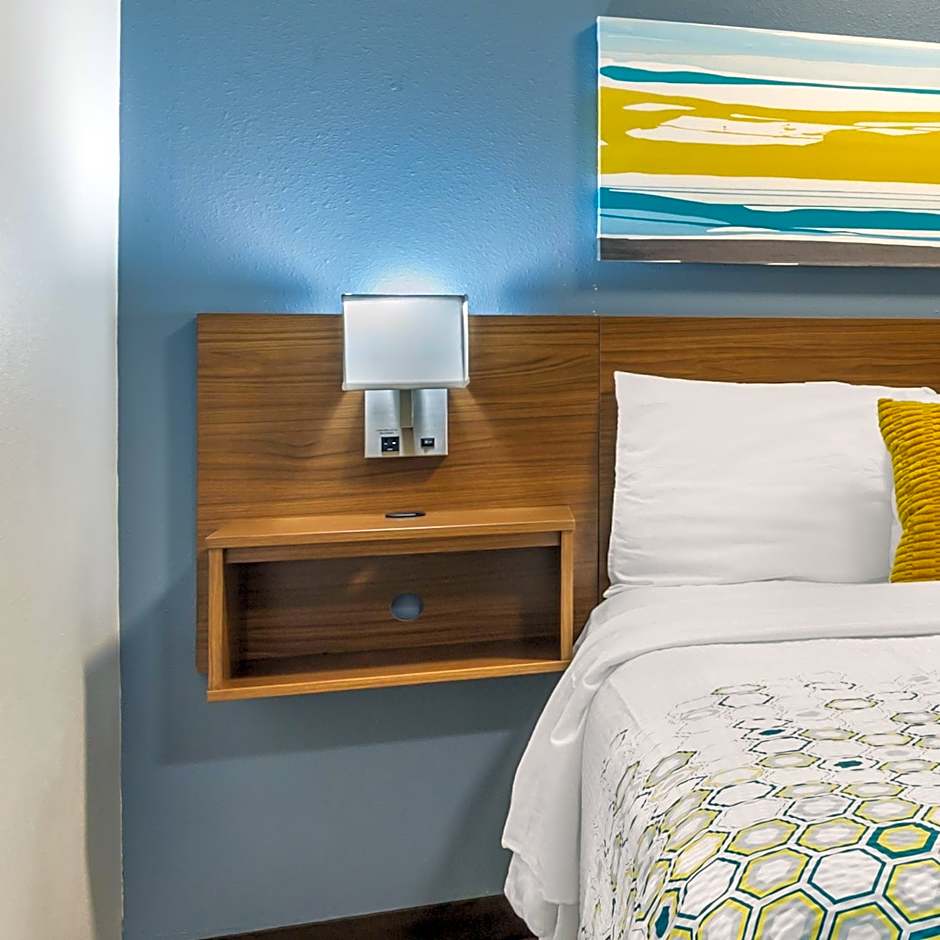 HomeTowne Studios & Suites by Red Roof Greensboro