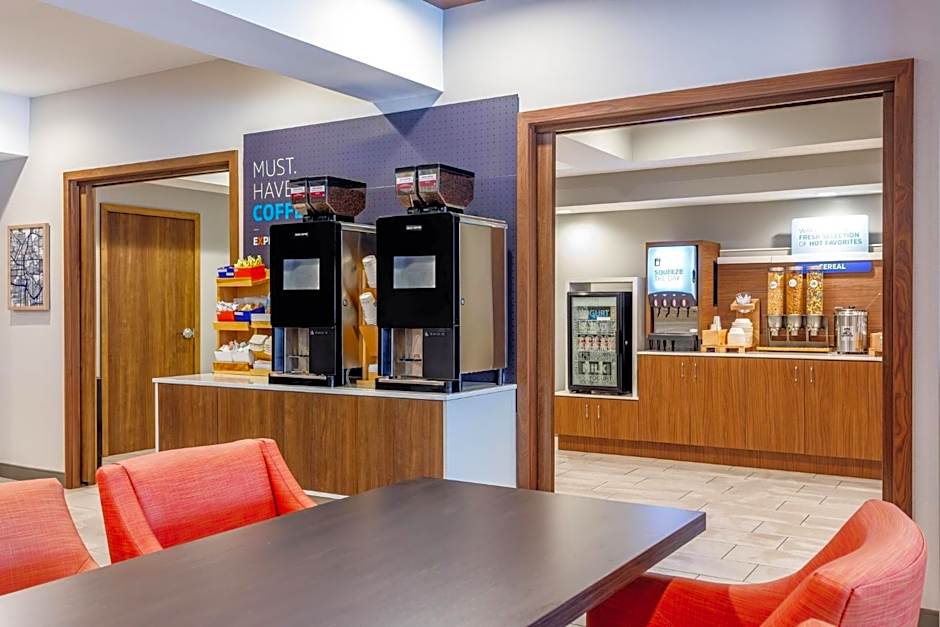Holiday Inn Express & Suites Lancaster by IHG