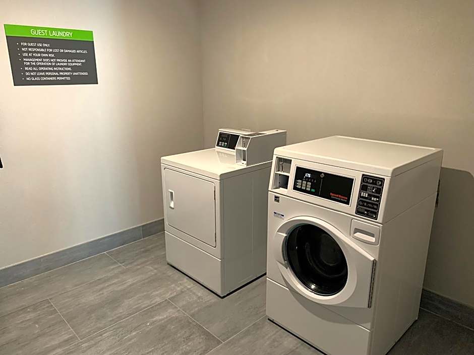 La Quinta Inn & Suites by Wyndham Galveston North at I-45