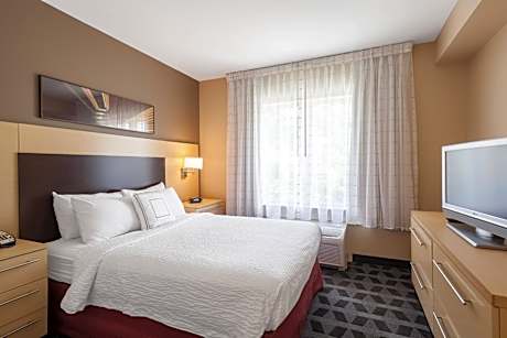 One-Bedroom Queen Suite