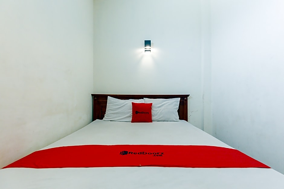 RedDoorz @ Raya Ngagel 2