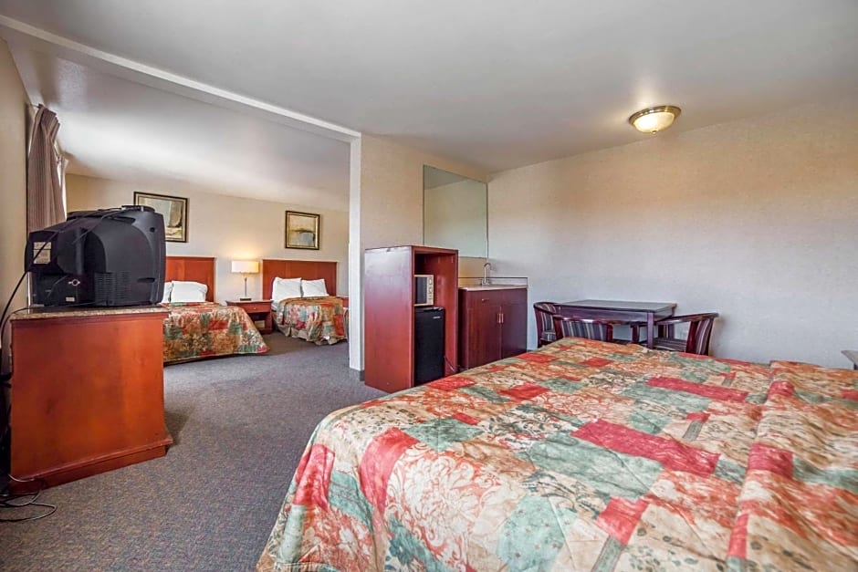 Rodeway Inn & Suites
