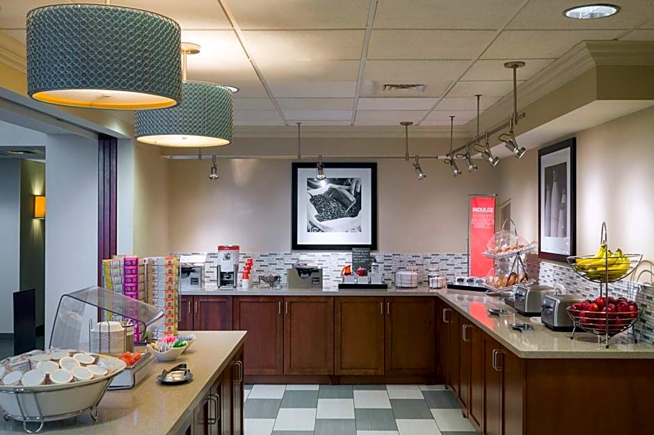 Hampton Inn By Hilton & Suites Williamsburg Square