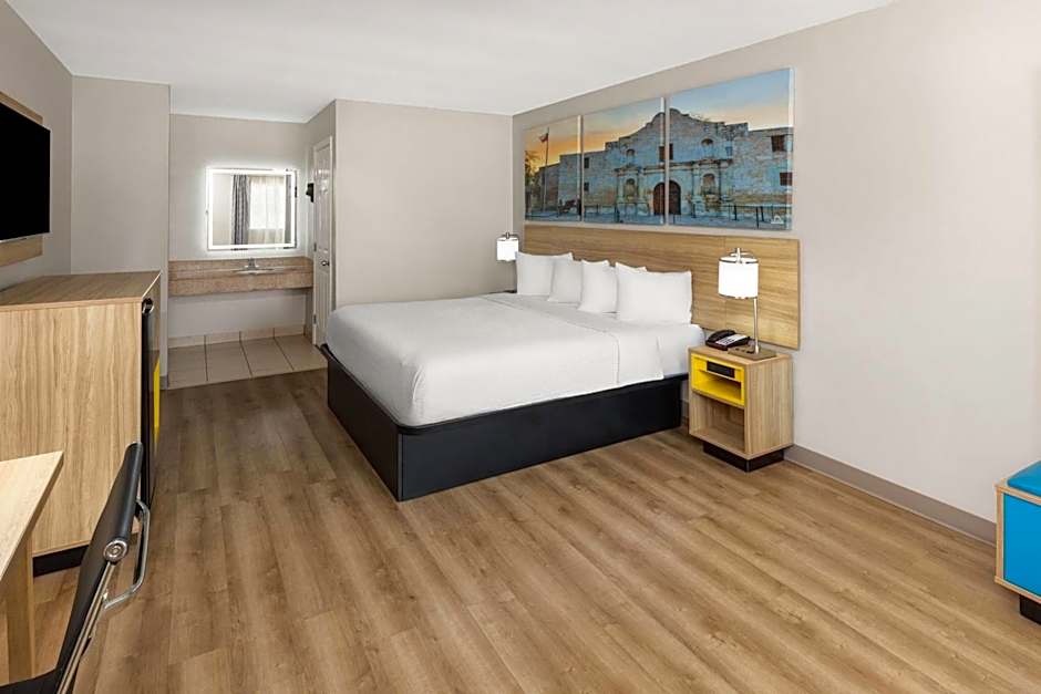 Photo 1 of 5 of 1 King Bed