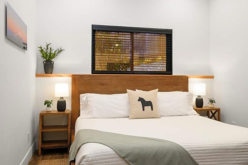 Horsefeathers Hotel