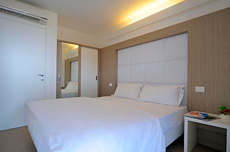 One-Bedroom Apartment with Balcony