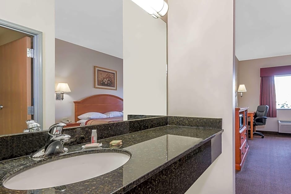 Super 8 by Wyndham Salina