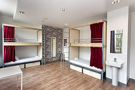 Bed in 6-Bed Dormitory Female Room with Shared Bathroom
