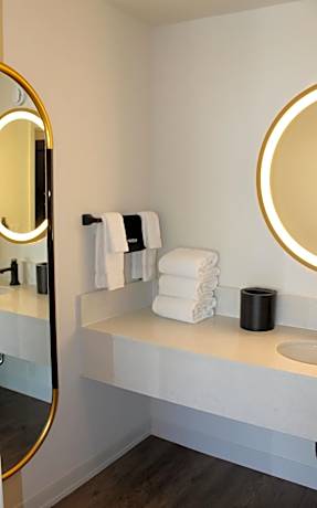Queen Room with Roll-In Shower - Mobility Accessible/Non-Smoking