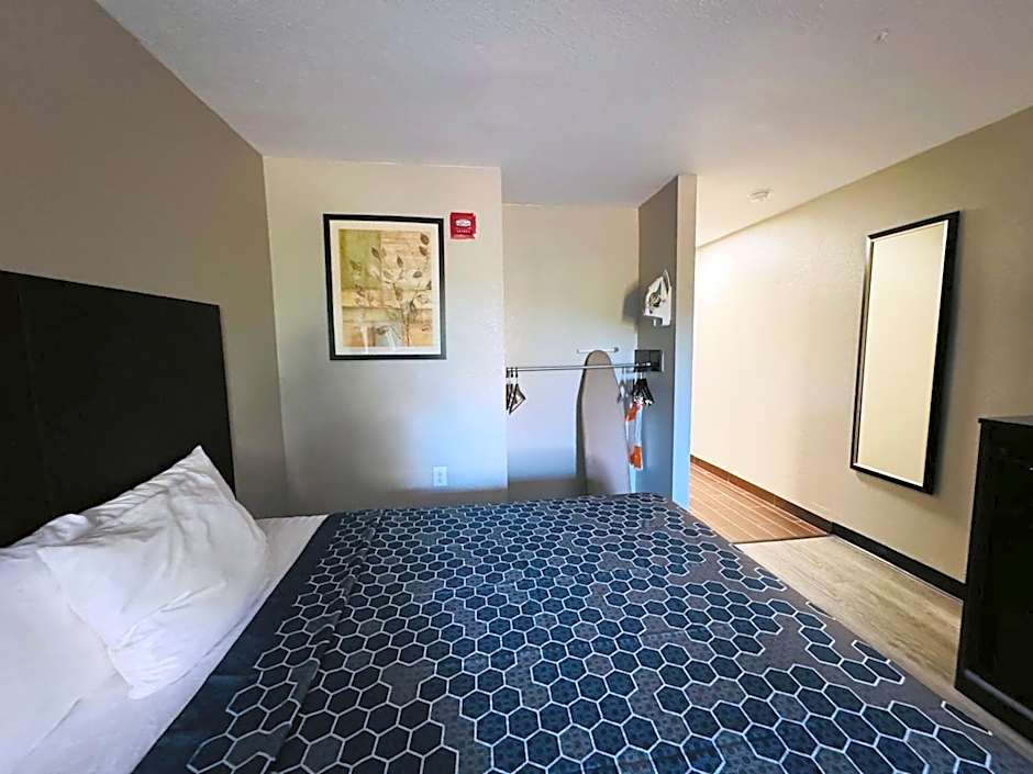 Econo Lodge Inn & Suites