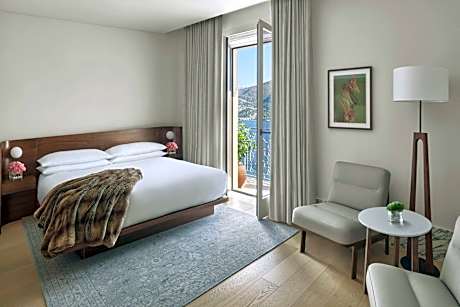 Deluxe Suite, Lake View, 1 Bedroom Deluxe Suite, 1 King, Lake View, Balcony