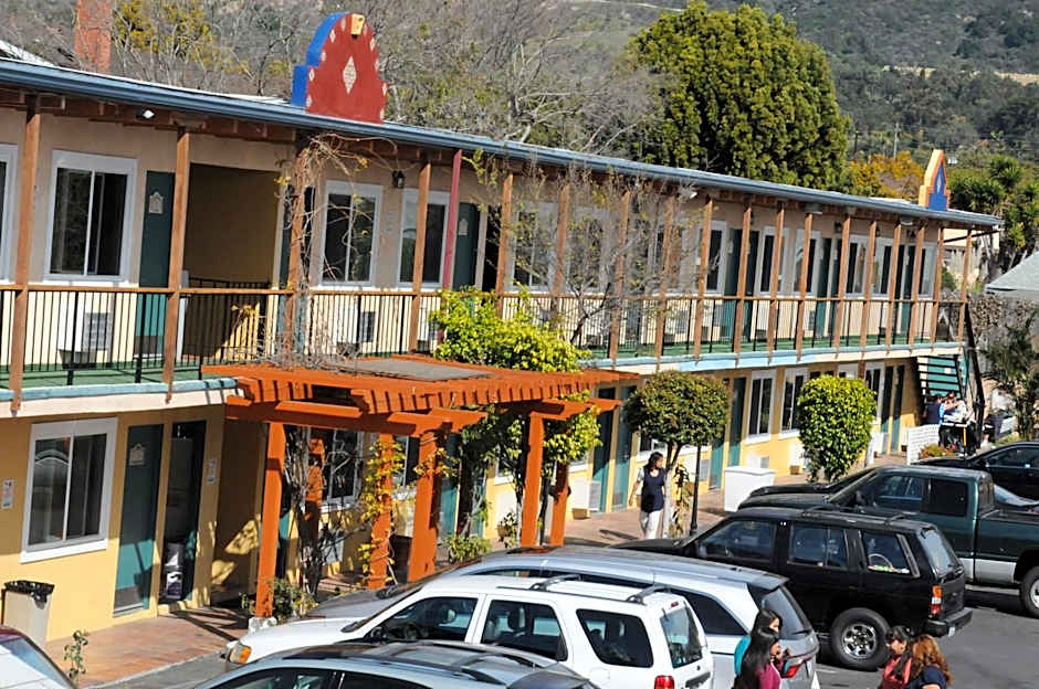 Sandyland Reef Inn