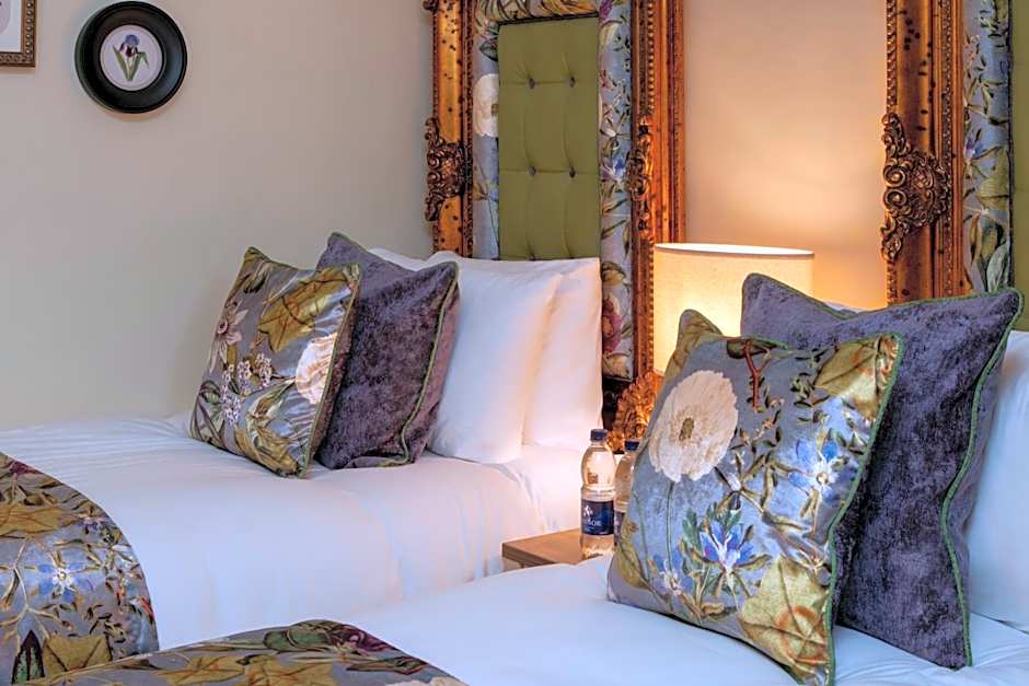 The Warwick Arms Hotel