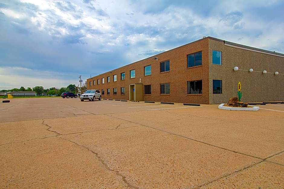 HomeTown Inn By OYO - Liberal, KS