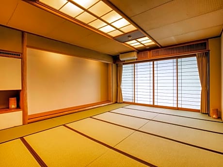 Standard Japanese-Style Room with Shared Bathroom and Private Toilet (14 Adults)