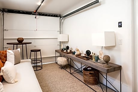 Modern Luxury Three Bedroom Home Guest Reservations
