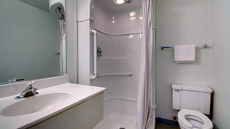 Photo 1 of 5 of 1 Queen Bed, Accessible, Roll in Shower