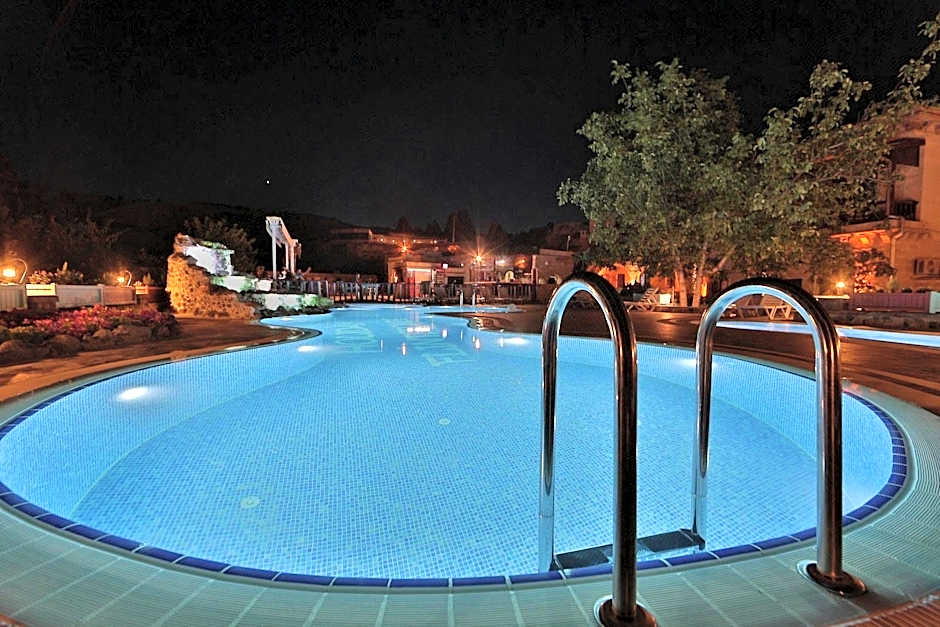 Holiday Cave Hotel