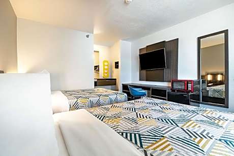 Deluxe Queen Suite