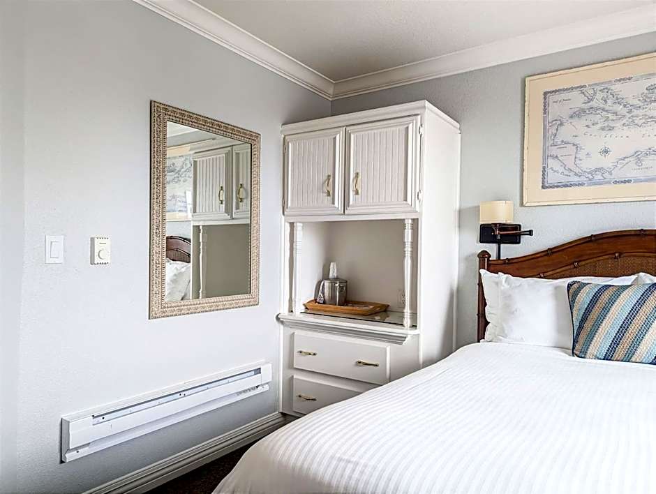 Photo 1 of 7 of 1 Queen Bed, Sea View