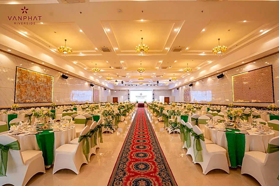 Van Phat Riverside Hotel