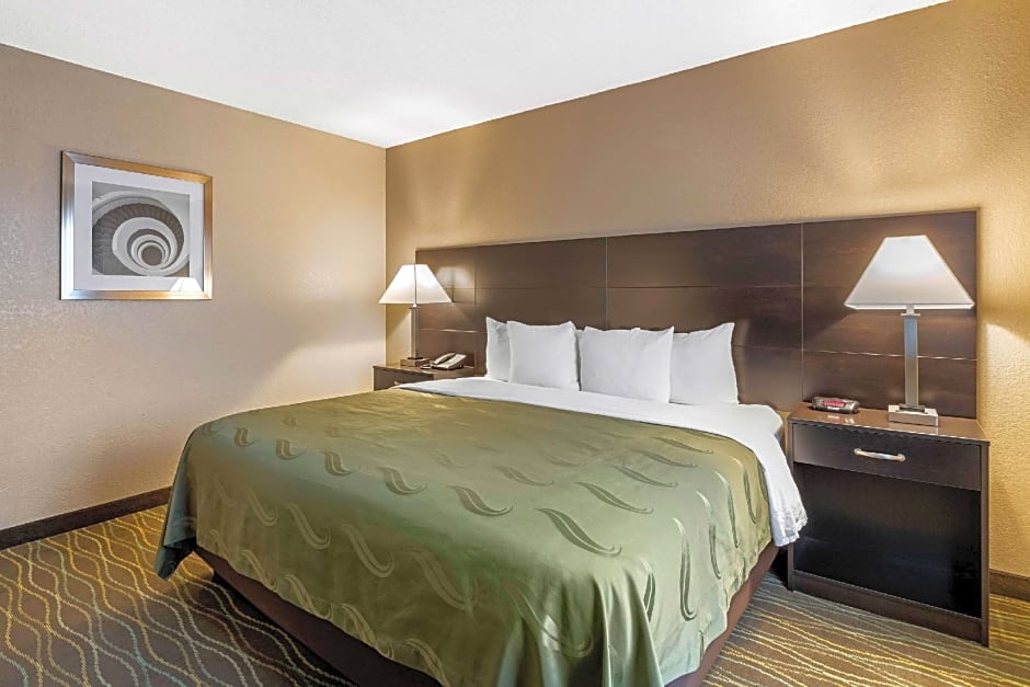 Quality Inn & Suites Des Moines - Merle Hay Road