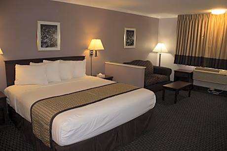 King Room with Roll-In Shower - Mobility/Hearing Accessible - Non-Smoking