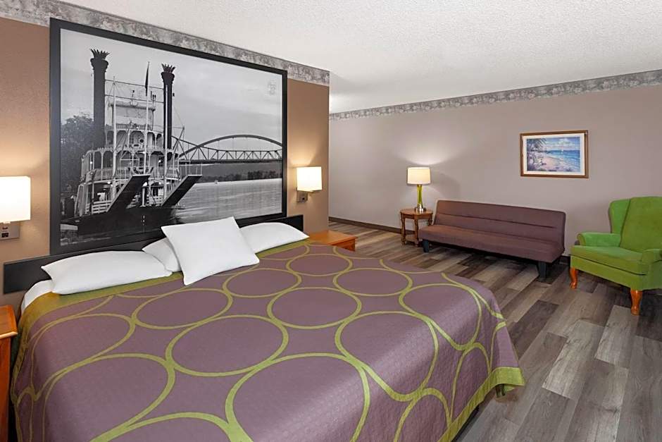 Super 8 by Wyndham Green Bay Near Stadium