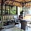 Super OYO Townhouse Oak Maxi Hotel Legian