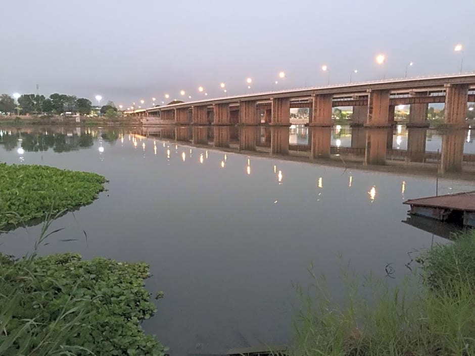 Home by the Bridge Hotel