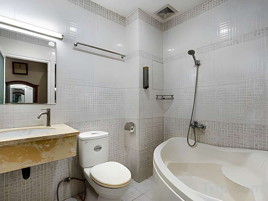 Queen Hotel Saigon Airport