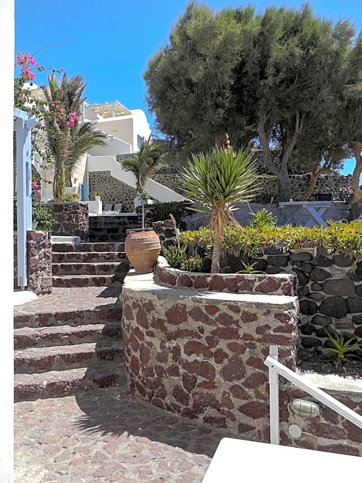Akrotiri Hotel