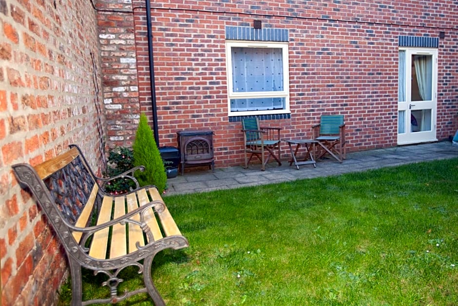Riverbank View Three Bedroom Apartment with Free Parking