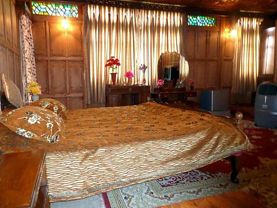 Alif Laila Group of Houseboat