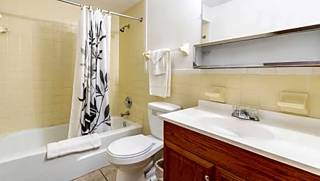 2 Room 3 Double Beds Nonsmoking Suite