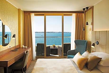 Deluxe sea view single room with balcony
