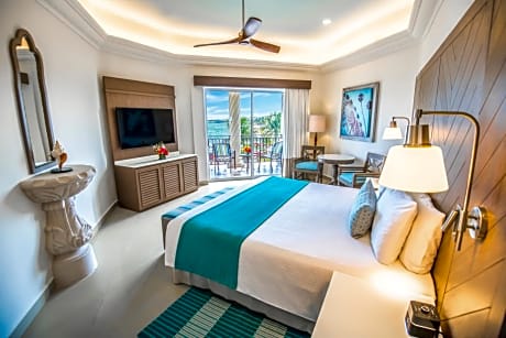 Junior Suite 1 King Bed, Oceanfront