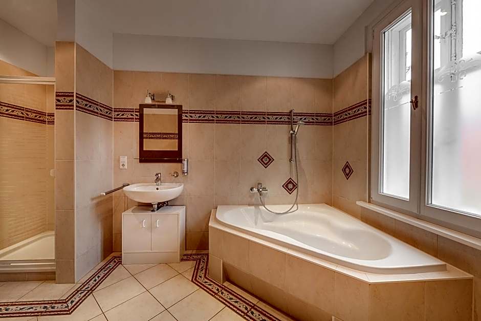 Hotel Garni Jagdschloss Waldsee mit Frühstücksbuffet & Schlossküche für Selbstversorger