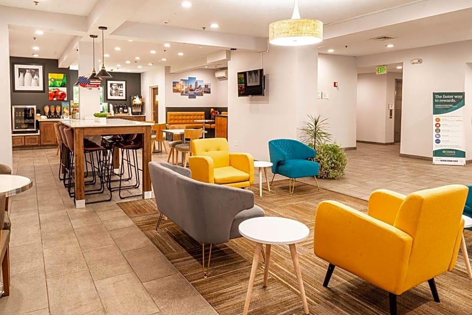 Quality Inn & Suites Oakwood Village - Cleveland South