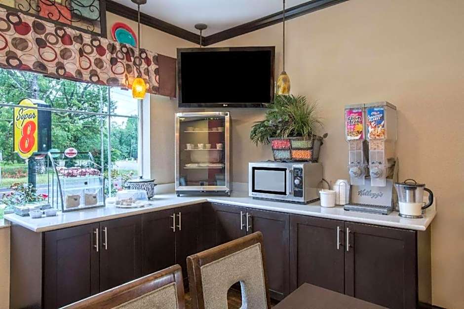 Super 8 by Wyndham Mansfield LA