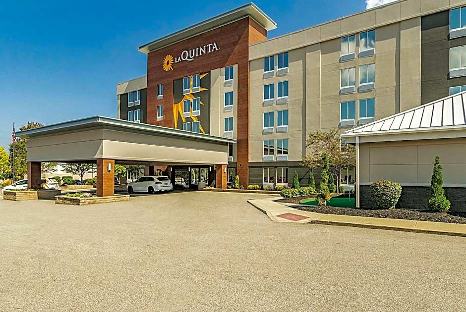 La Quinta Inn & Suites by Wyndham Cleveland Airport West