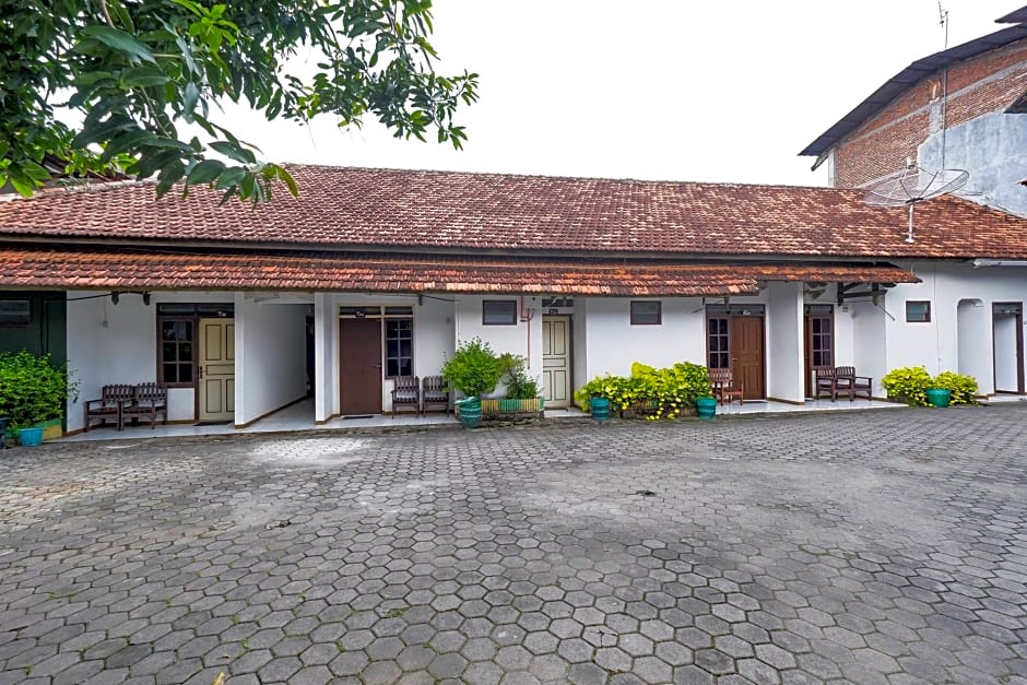 SPOT ON 2865 Sartika Inn Pati