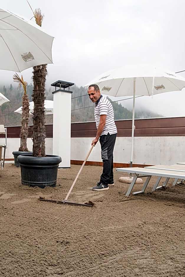 Al Plan, A mountain moving hotel