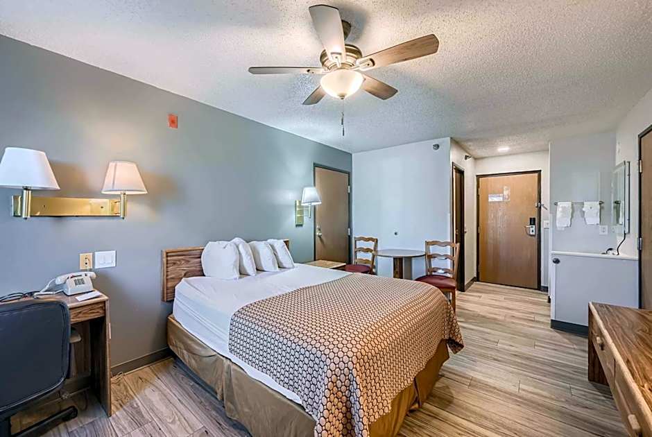 Photo 1 of 3 of 1 Queen Bed, Accessible