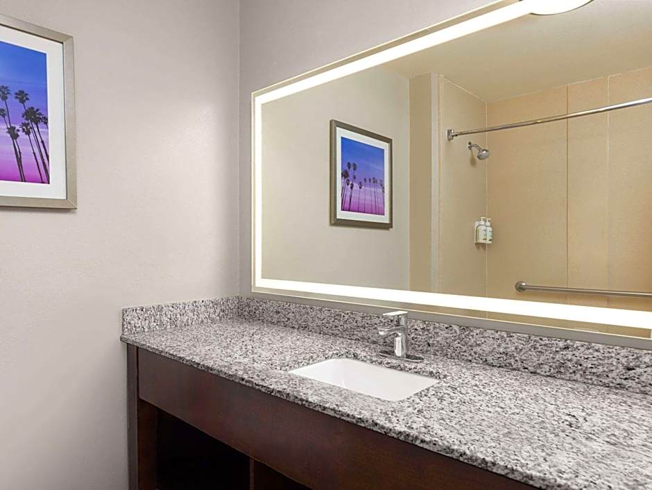 La Quinta Inn & Suites by Wyndham Santa Clarita - Valencia