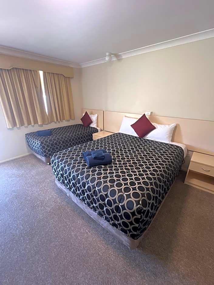 OVERLANDER MOTOR LODGE