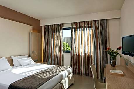 Superior Family Suite Inland View