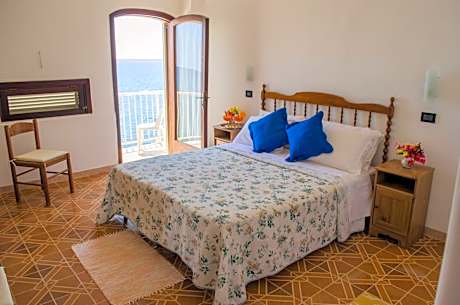Double or Twin Room with Sea View