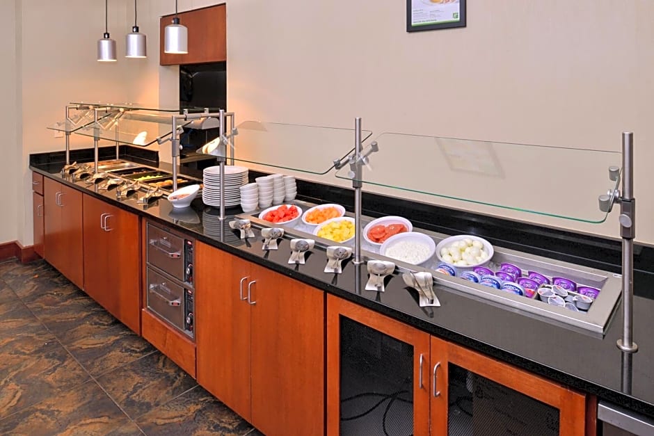 Holiday Inn Madison at The American Center by IHG