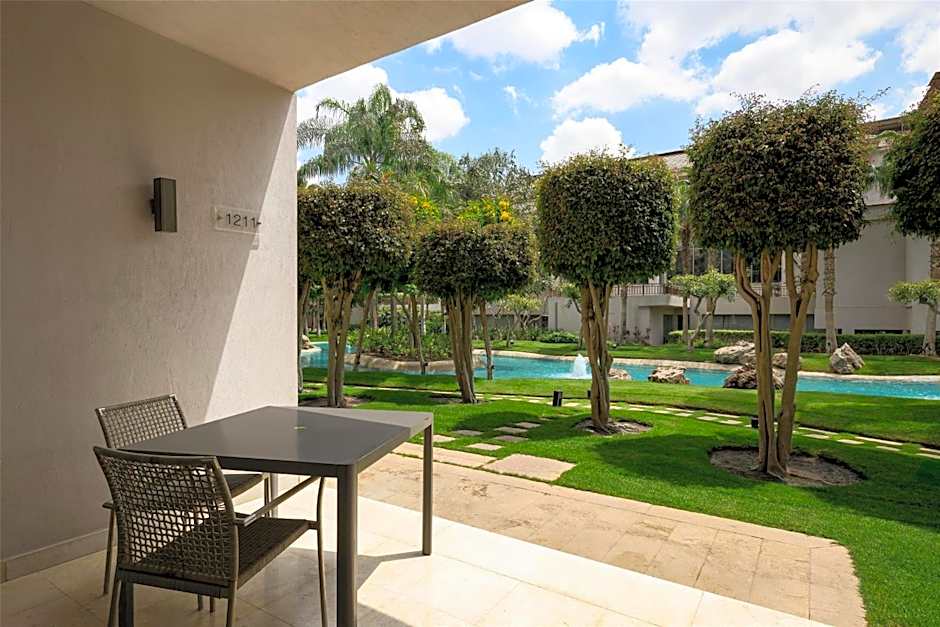 Dusit Thani LakeView Cairo